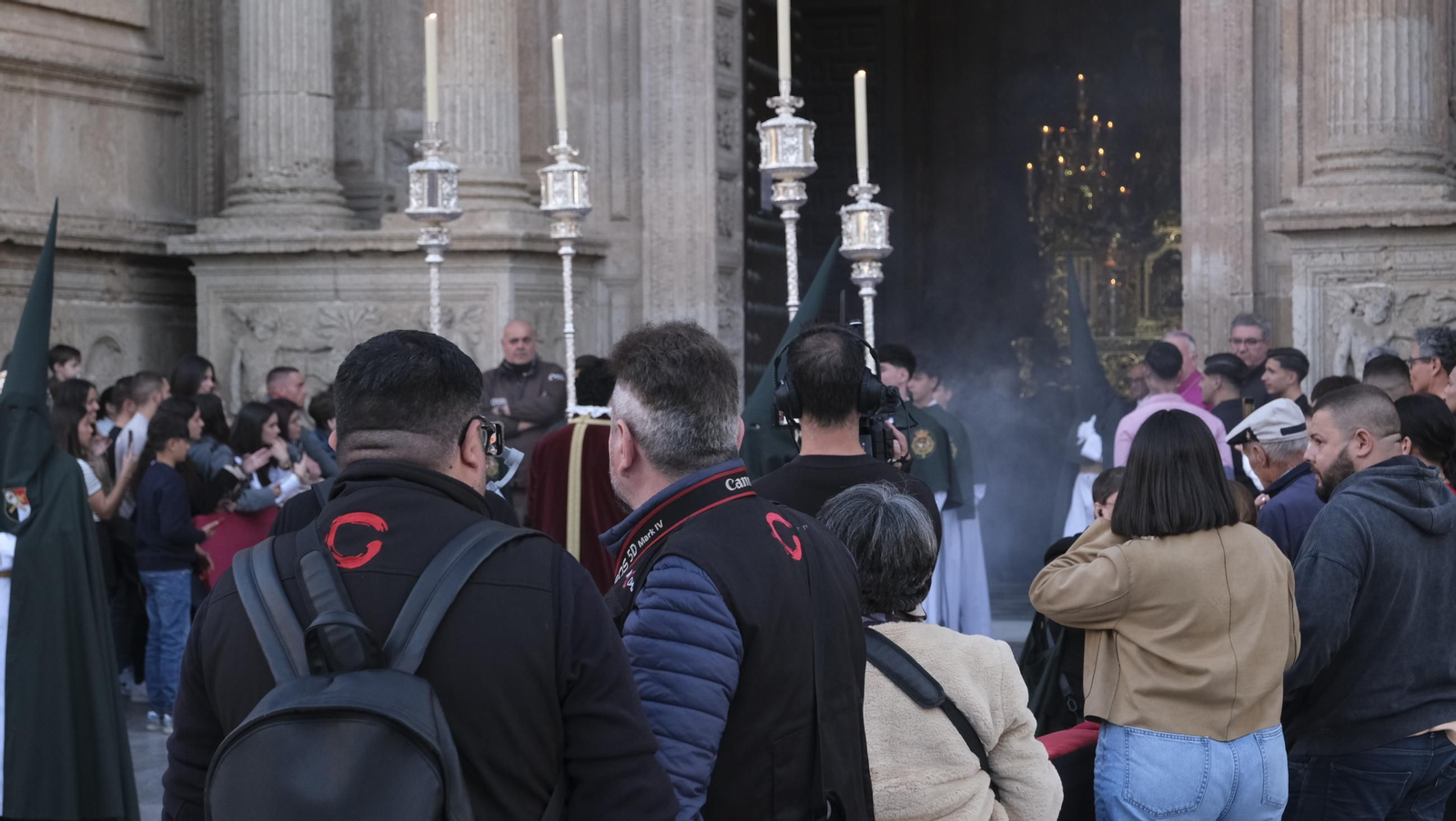 Estudiantes en la Semana Santa de Almería 2025