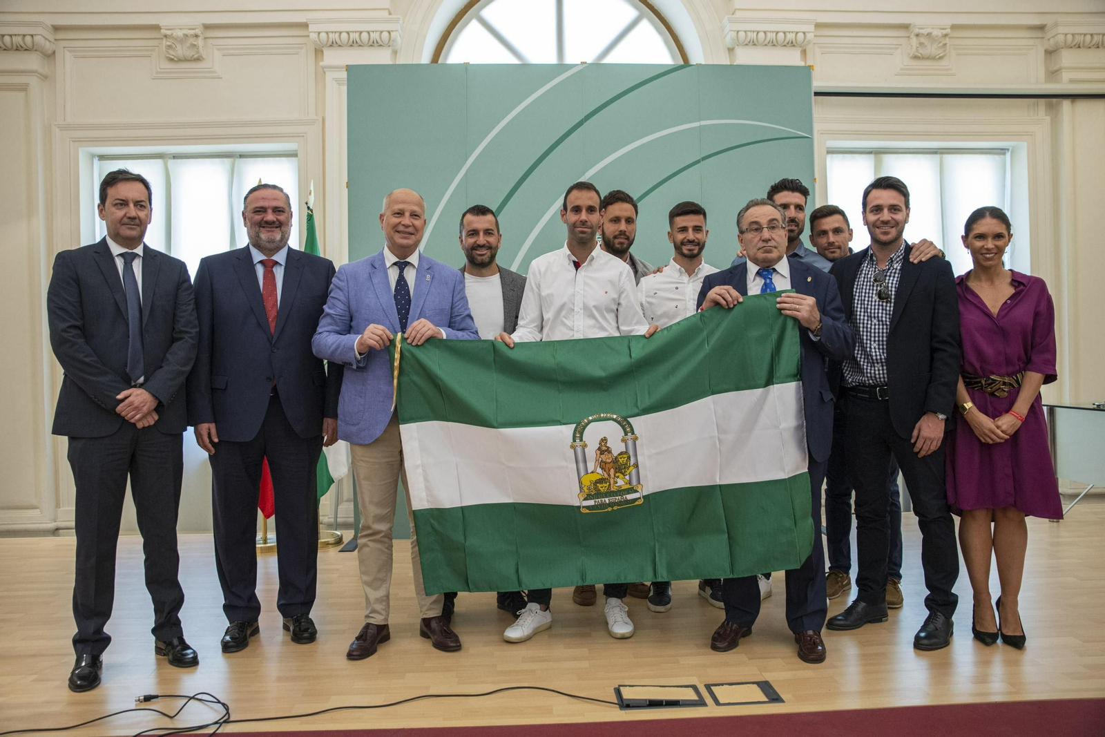 La bandera de Andalucía fue recibida por los representantes de la entidad.