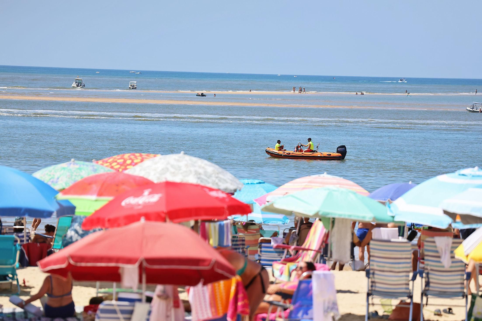 Ambiente en las playas de Huelva en la mañana de domingo