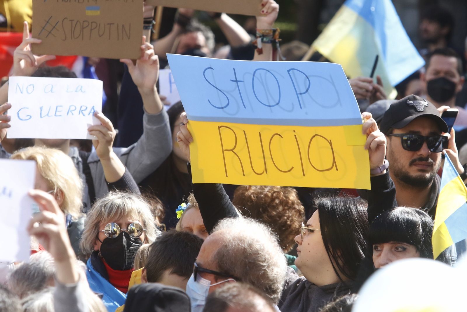 La concentración contra la guerra en Ucrania en Córdoba, en imágenes