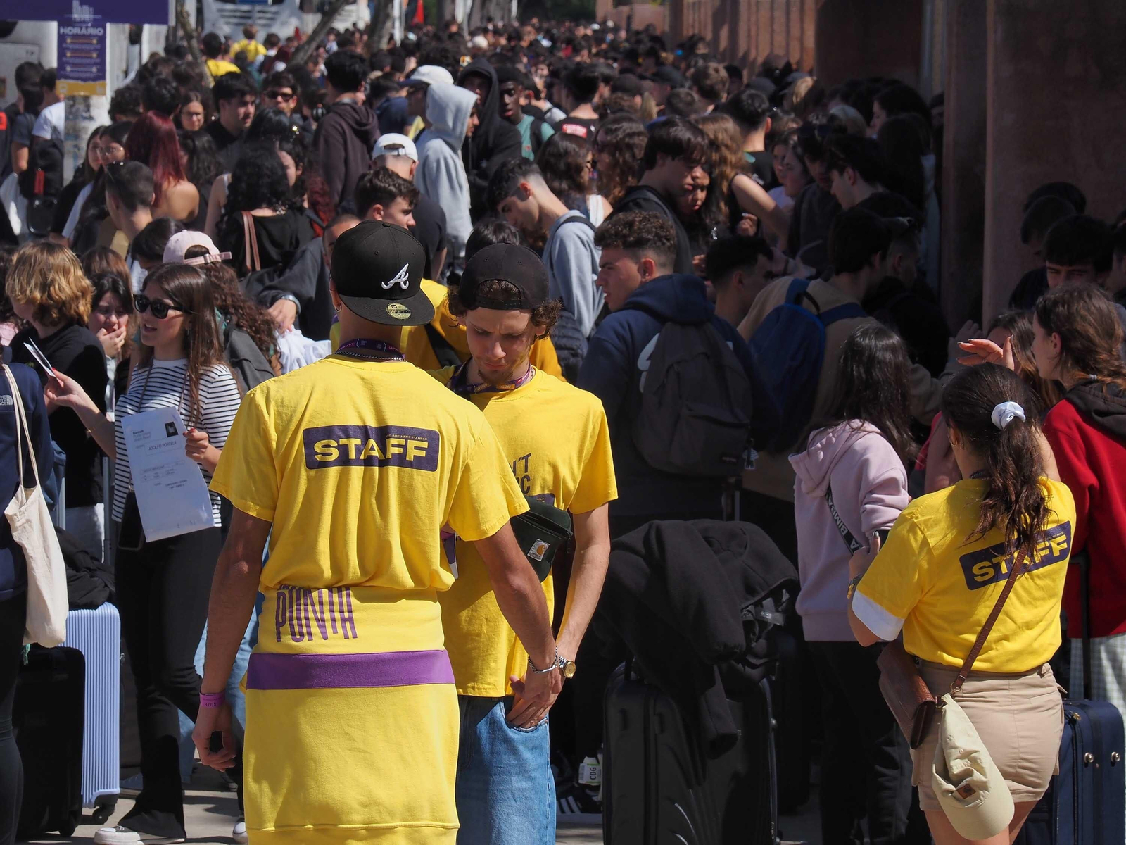 Las fotos de la espectacular llegada de 10.000 estudiantes portugueses a Punta Umbría