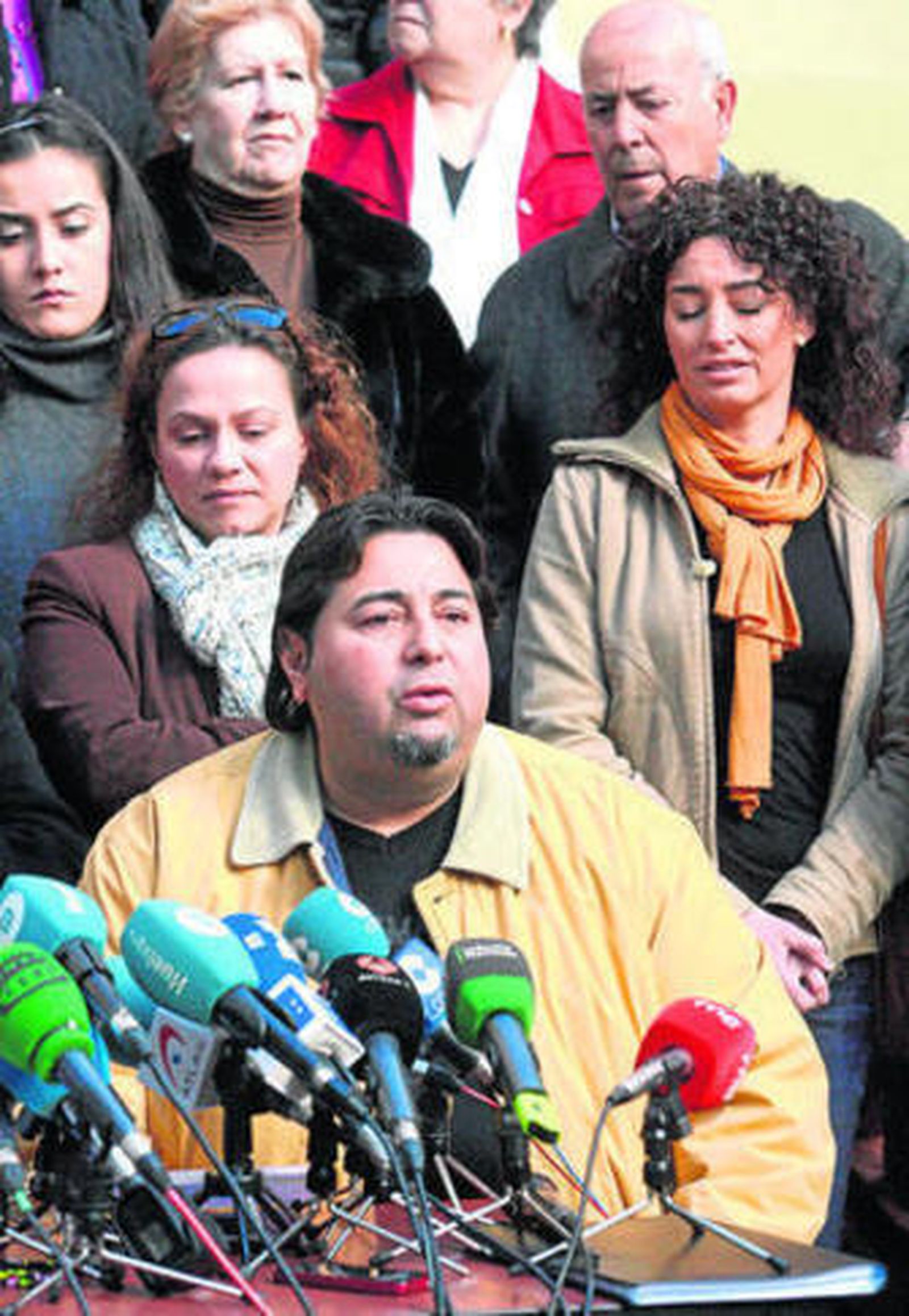 Enrique Olivert, ayer en Huelva, atendiendo a numerosos medios.