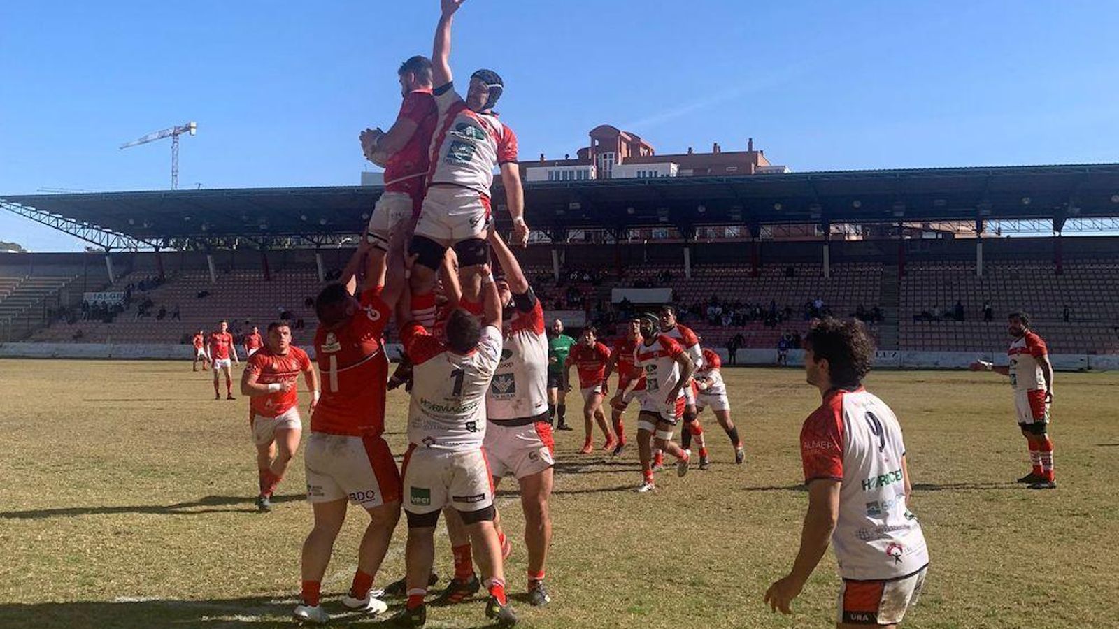 Madrileños y cruzados pelean por un balón en un saque de touch.