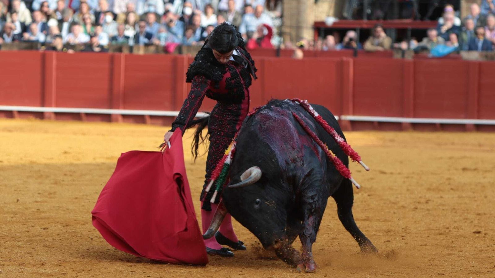 Pablo Aguado realiza un pase al tercero.