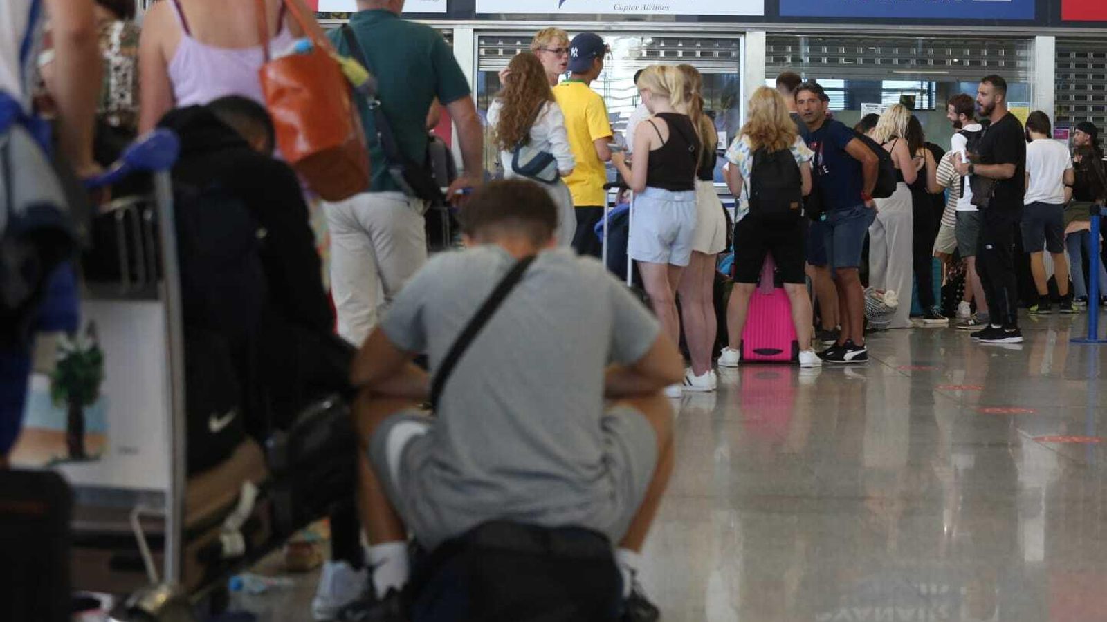 Cola para ser atendido en el mostrador de atención al cliente de Ryanair.