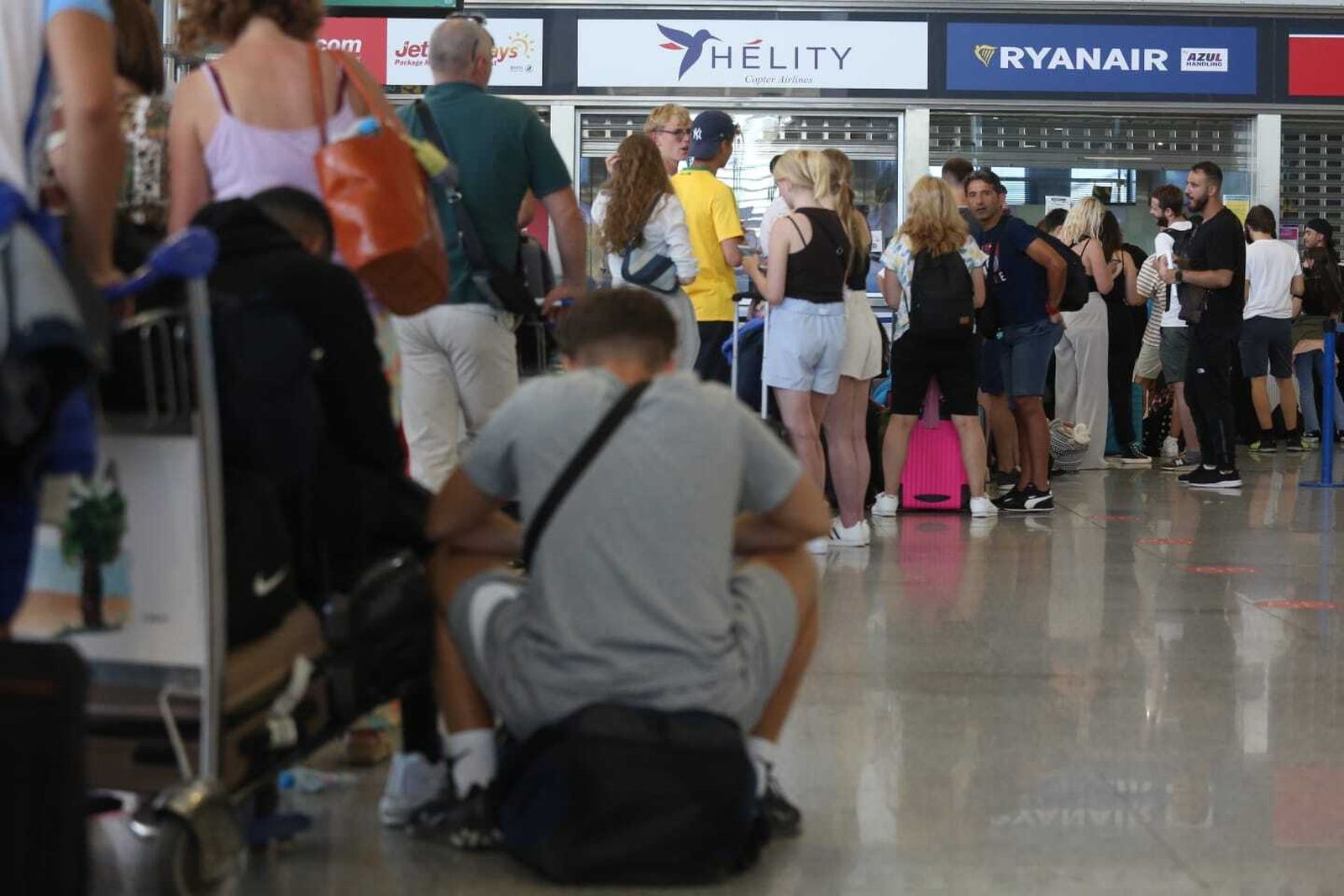 Cola para ser atendido en el mostrador de atención al cliente de Ryanair.