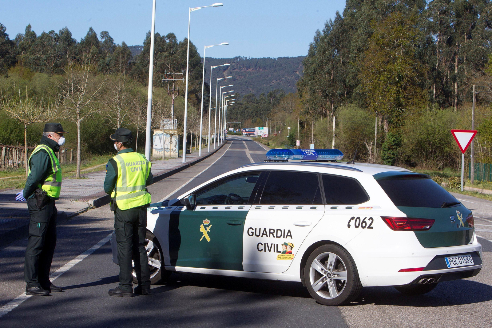 Dos agentes de la Guardia Civil