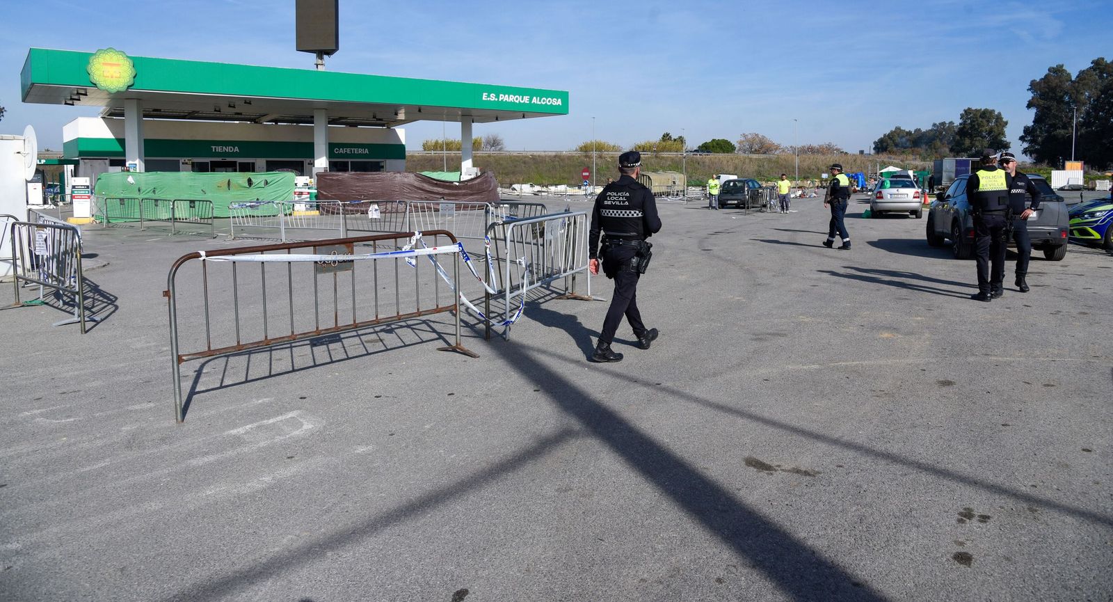 Policías locales de Sevilla, ayer en la gasolinera de Alcosa.