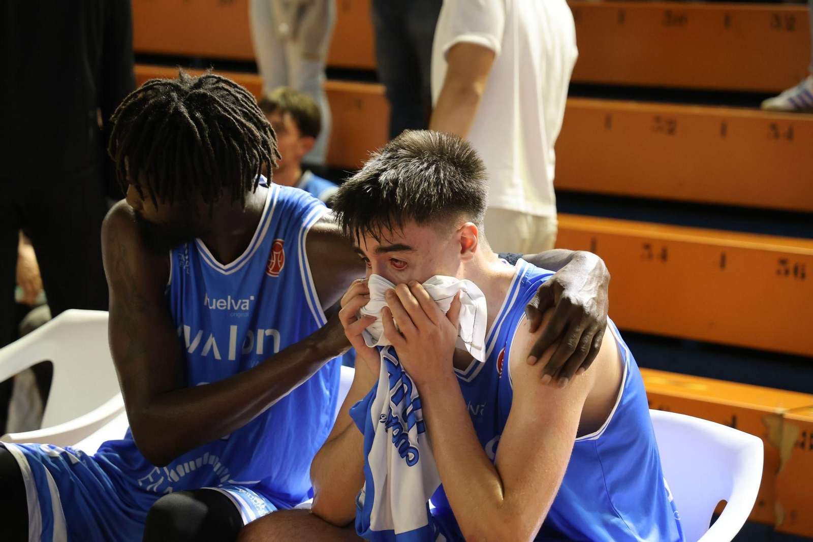 Diouf consuela a Gonzalo tras confirmarse el descenso.