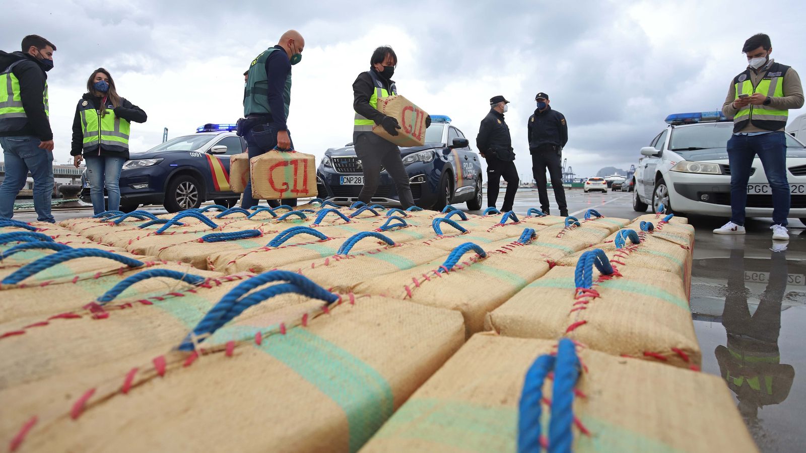 Fotos de la intervención de hachís en el remolcador 'Felsted' en el puerto de Algeciras