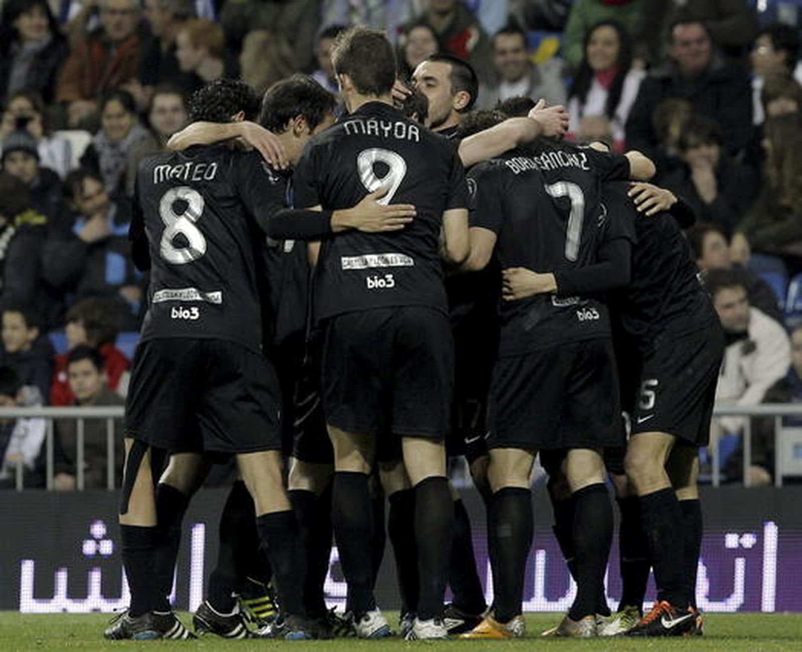Los jugadores de la Ponferradina celebra el gol de Acorán. / EFE