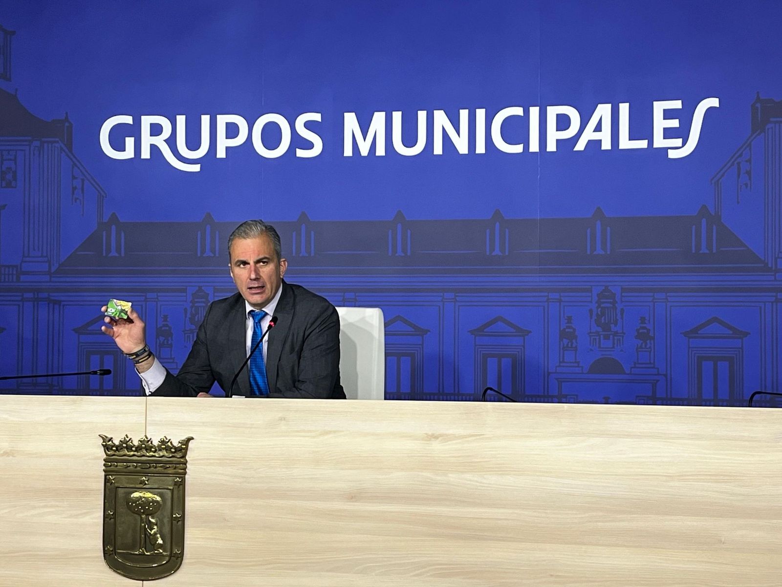El portavoz de Vox en el Ayuntamiento de Madrid, Javier Ortega Smith, muestra su carné de afiliado Vox.