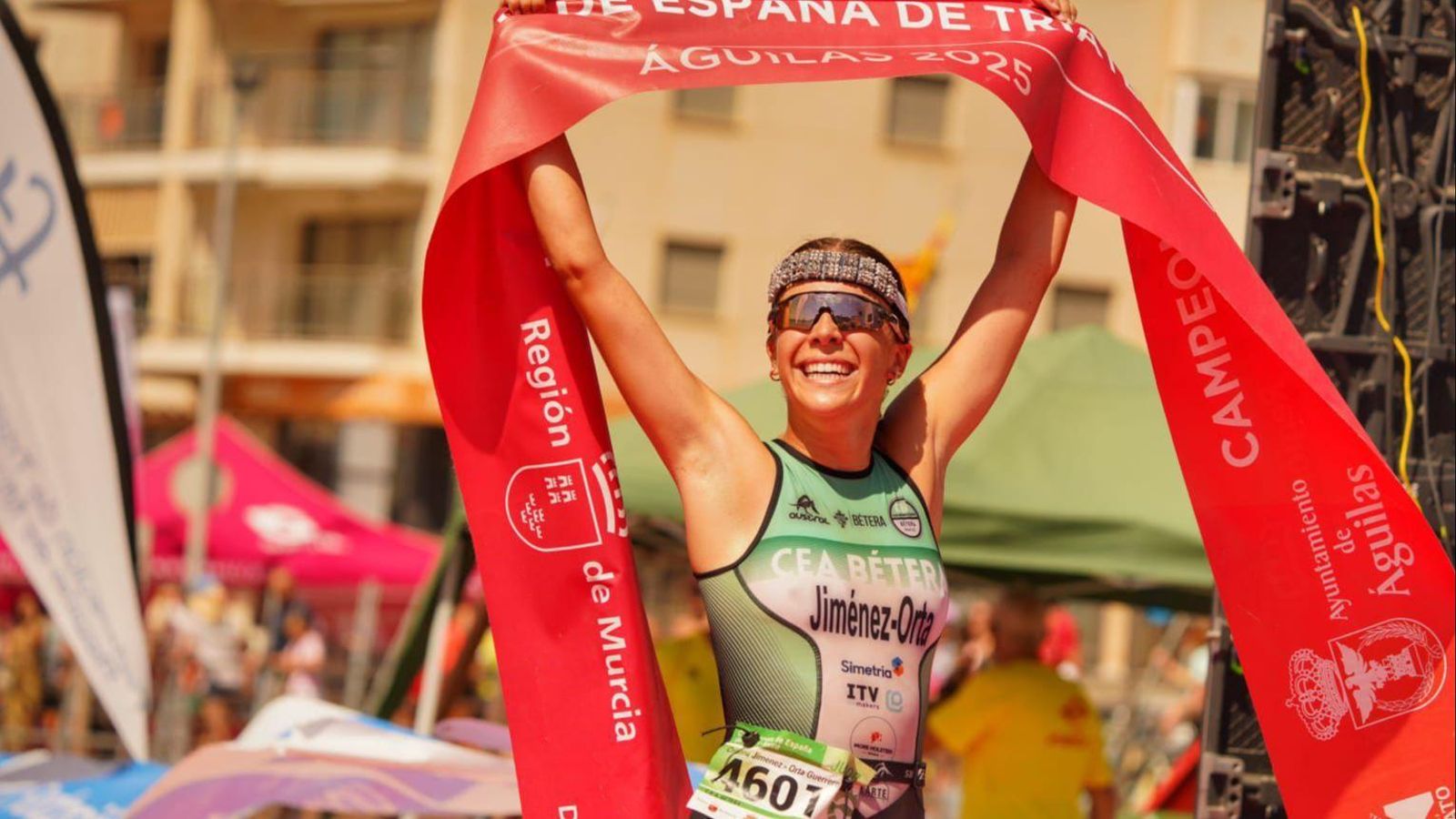 Cristina Jiménez-Orta celebra la victoria tras cruzar la línea de meta.