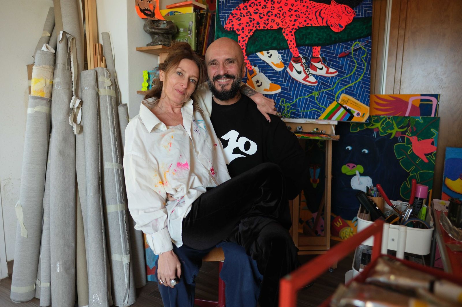 Miguel y Kendra en el estudio de su casa