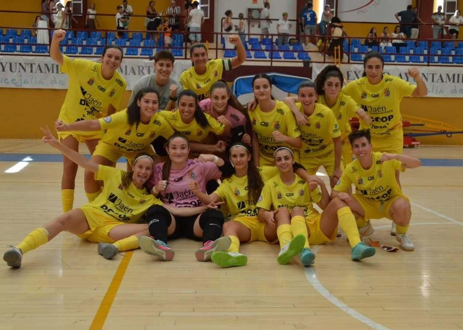 La plantilla marteña celebra su triunfo ante su afición.