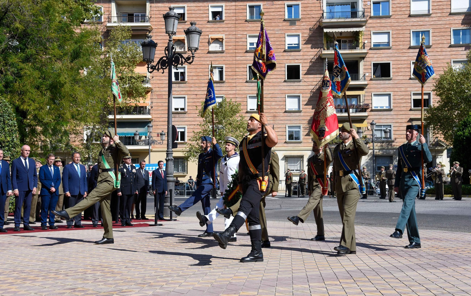 Acto de izado de la bandera y desfile por el día de la Hispanidad