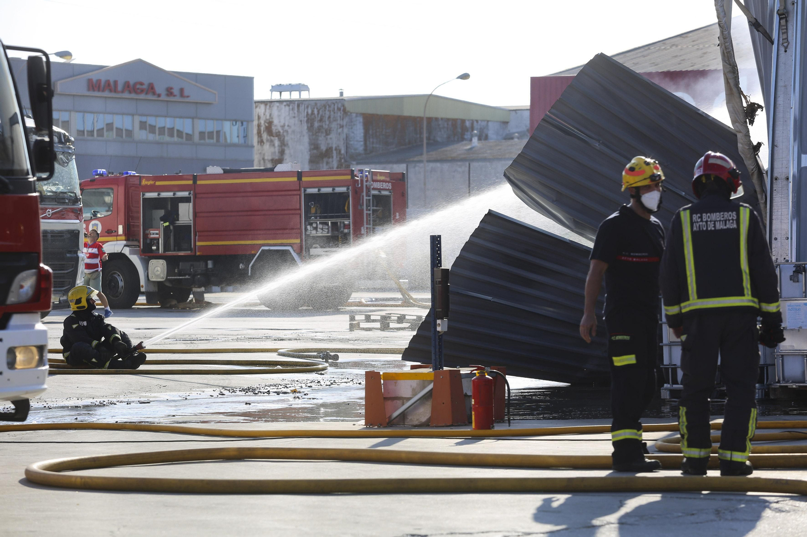 Las fotos del incendio en una nave de aceites del polígono Guadalhorce