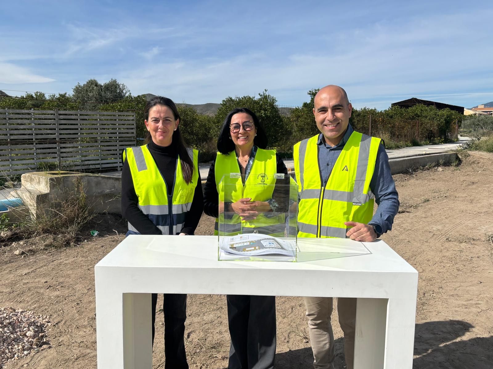 Delegados de la Junta y la alcaldesa en la primera piedra de la EDAR.