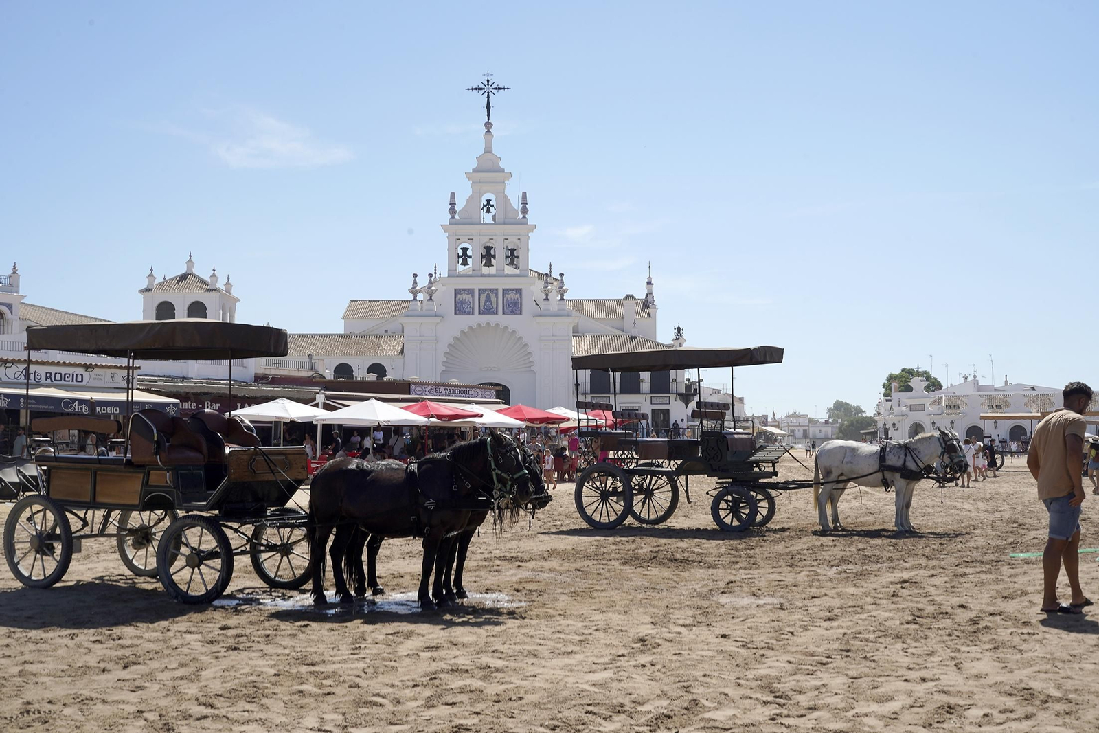 Imágenes del ambiente en la aldea durante el domingo de Rocío Chico