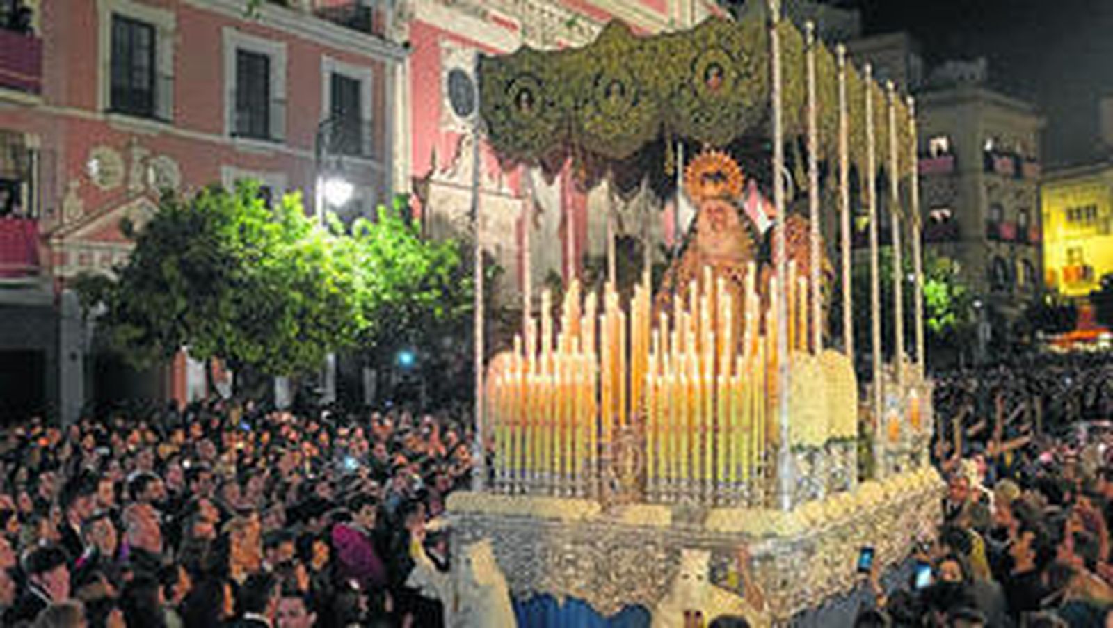 El paso de palio de la Virgen de la Merced discurre por la Plaza del Salvador el pasado Jueves Santo.