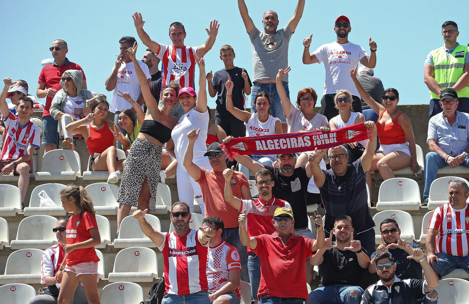 Fotos de la afición durante el Algeciras - Celta B en el estadio Nuevo Mirador