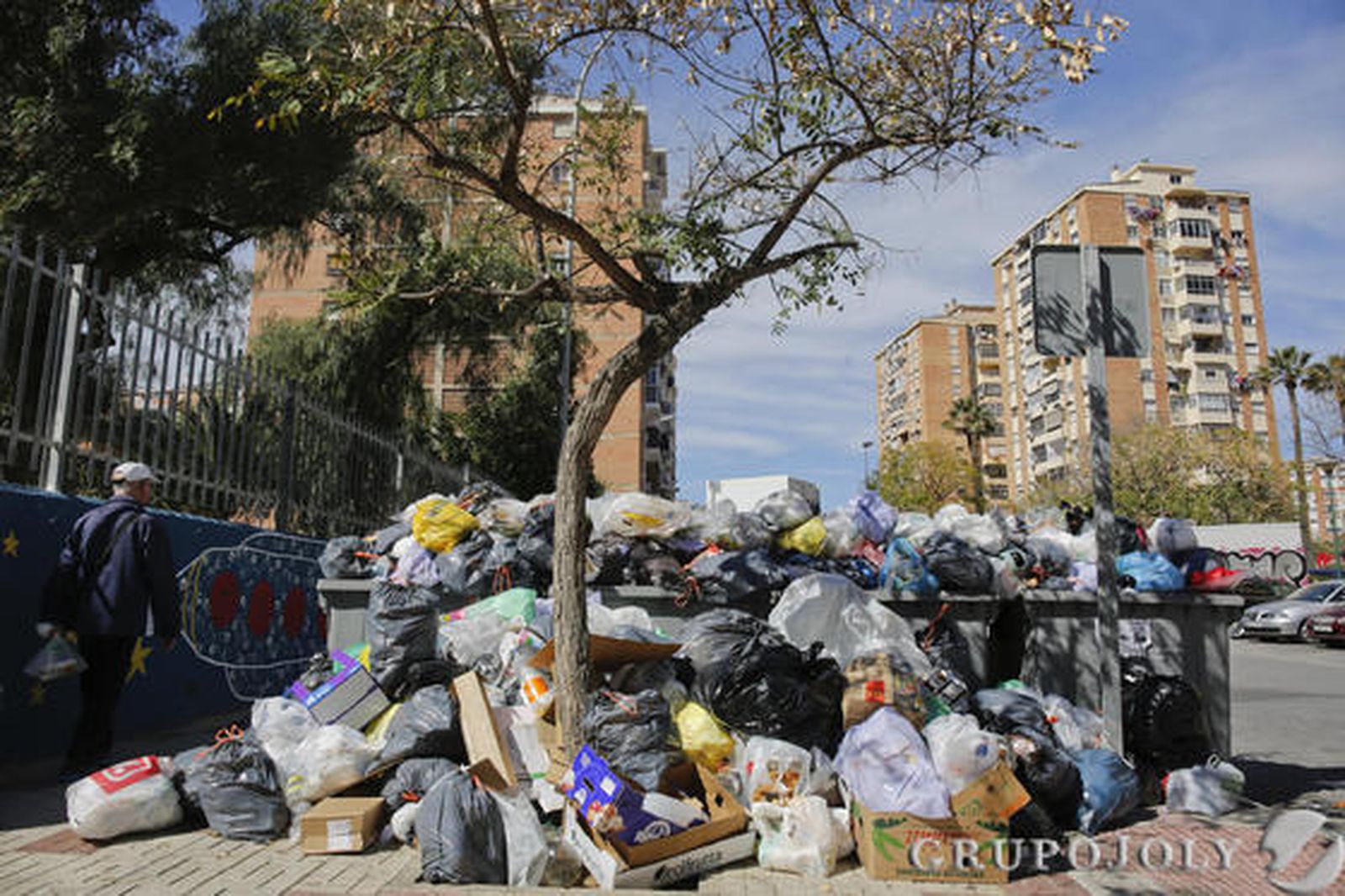 Imágenes de la huelga de basura de Limasa en diferentes distritos