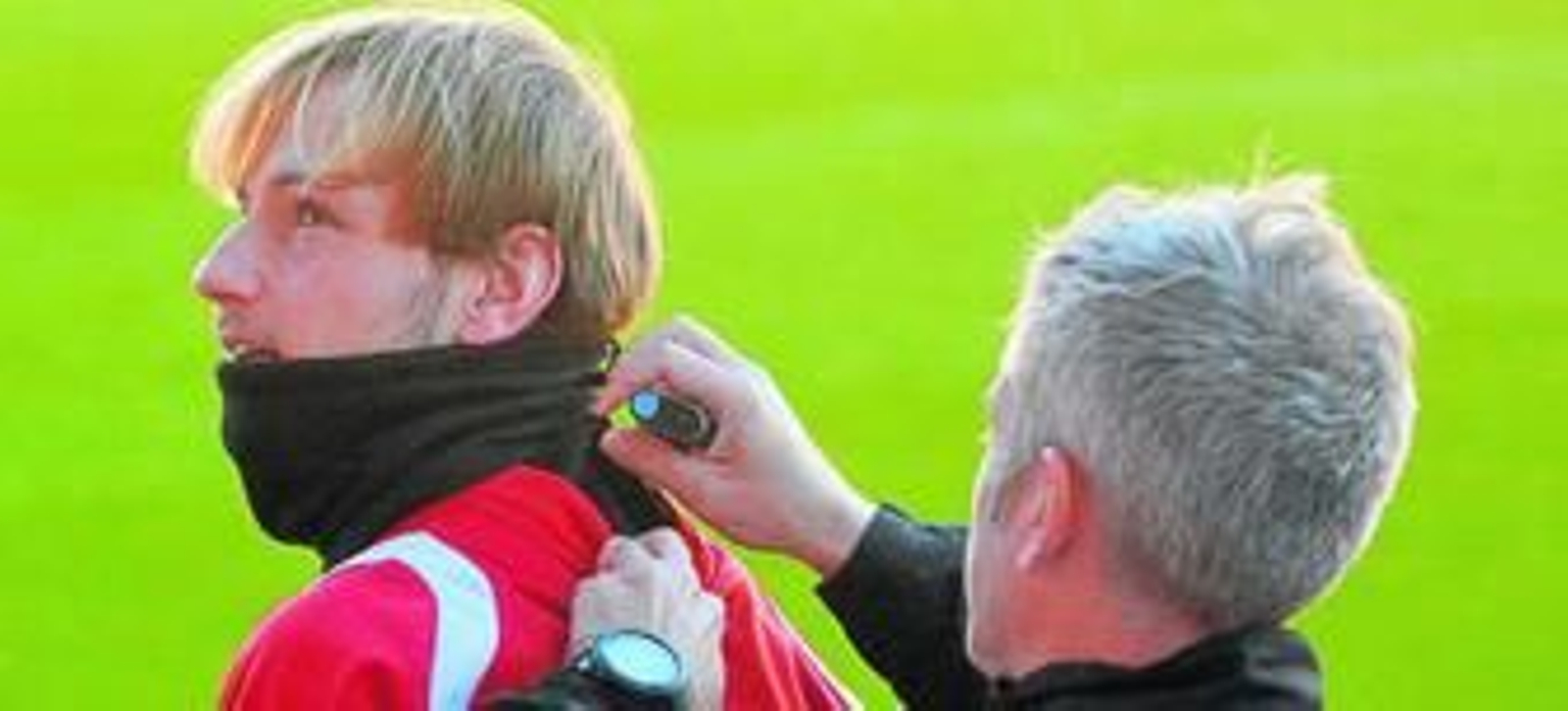 Rakitic, manipulado por el preparador físico en una imagen de archivo.