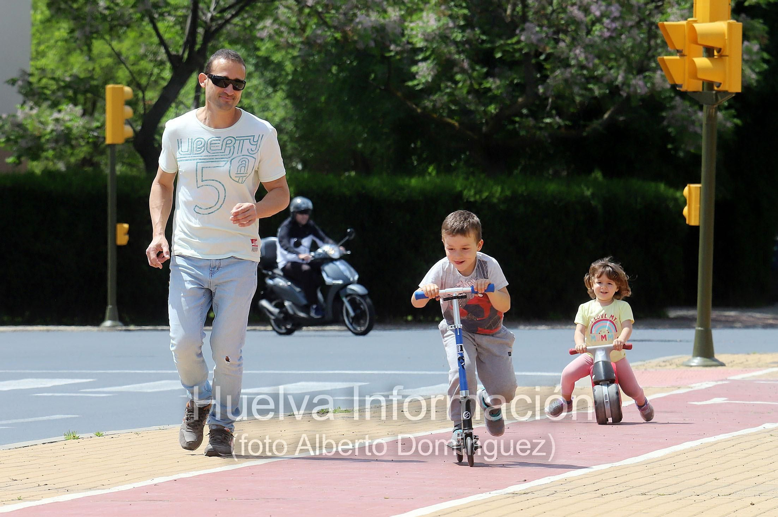 Imágenes del primer día de la salida de niños a la calle en el estado de alarma por coronavirus