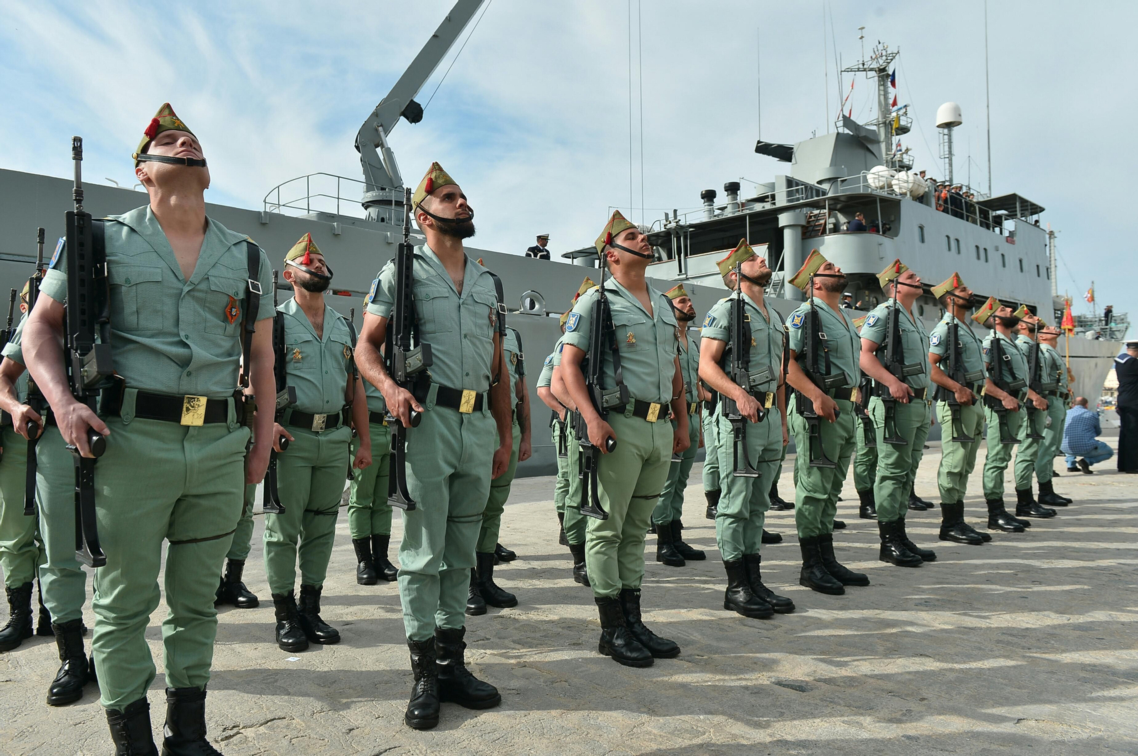 El desembarco de la Legión y el traslado del Cristo de Mena