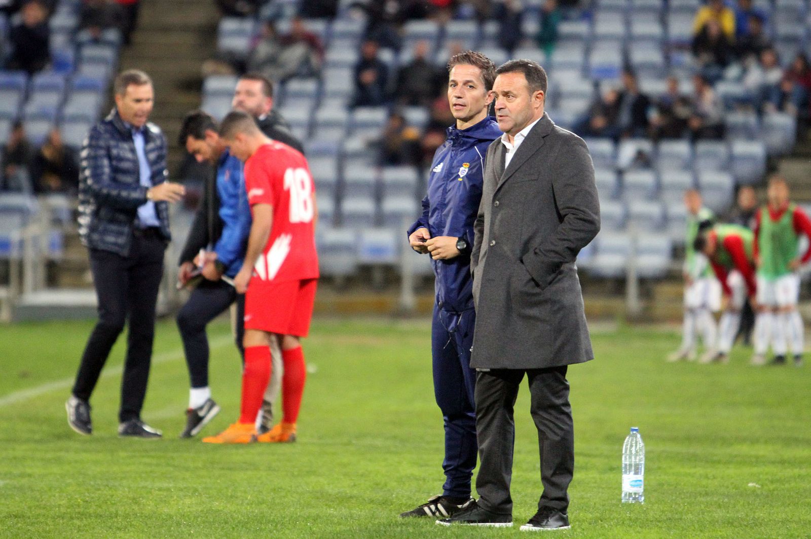 José María Salmerón habla con Pablo Herrero en el área técnica.