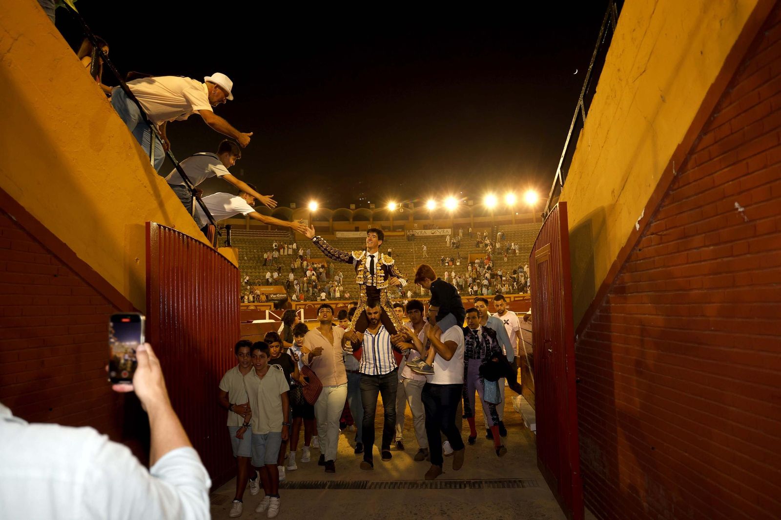 Una decepcionante corrida de Miura con Esaú Fernández a hombros cierra Algeciras
