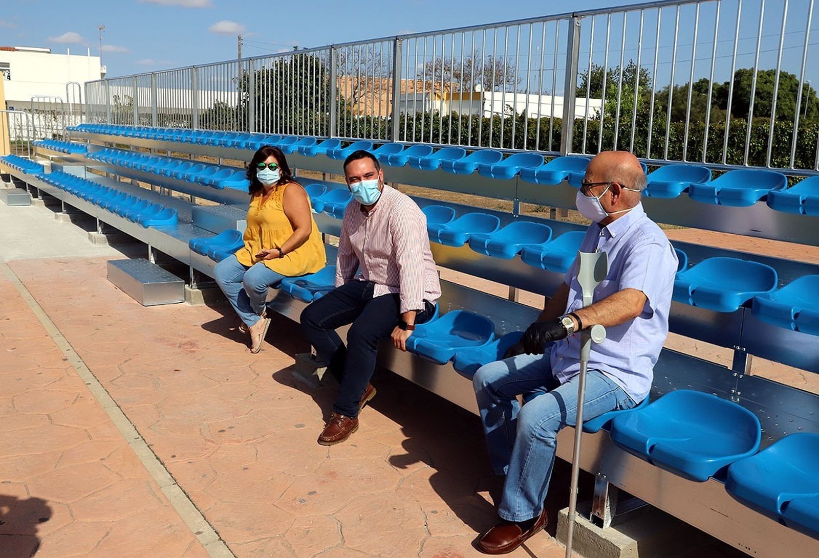 Jesús Alba, delegado de Deportes, en el campo del San José Obrero junto a Inma Carrión y Luis Neira.