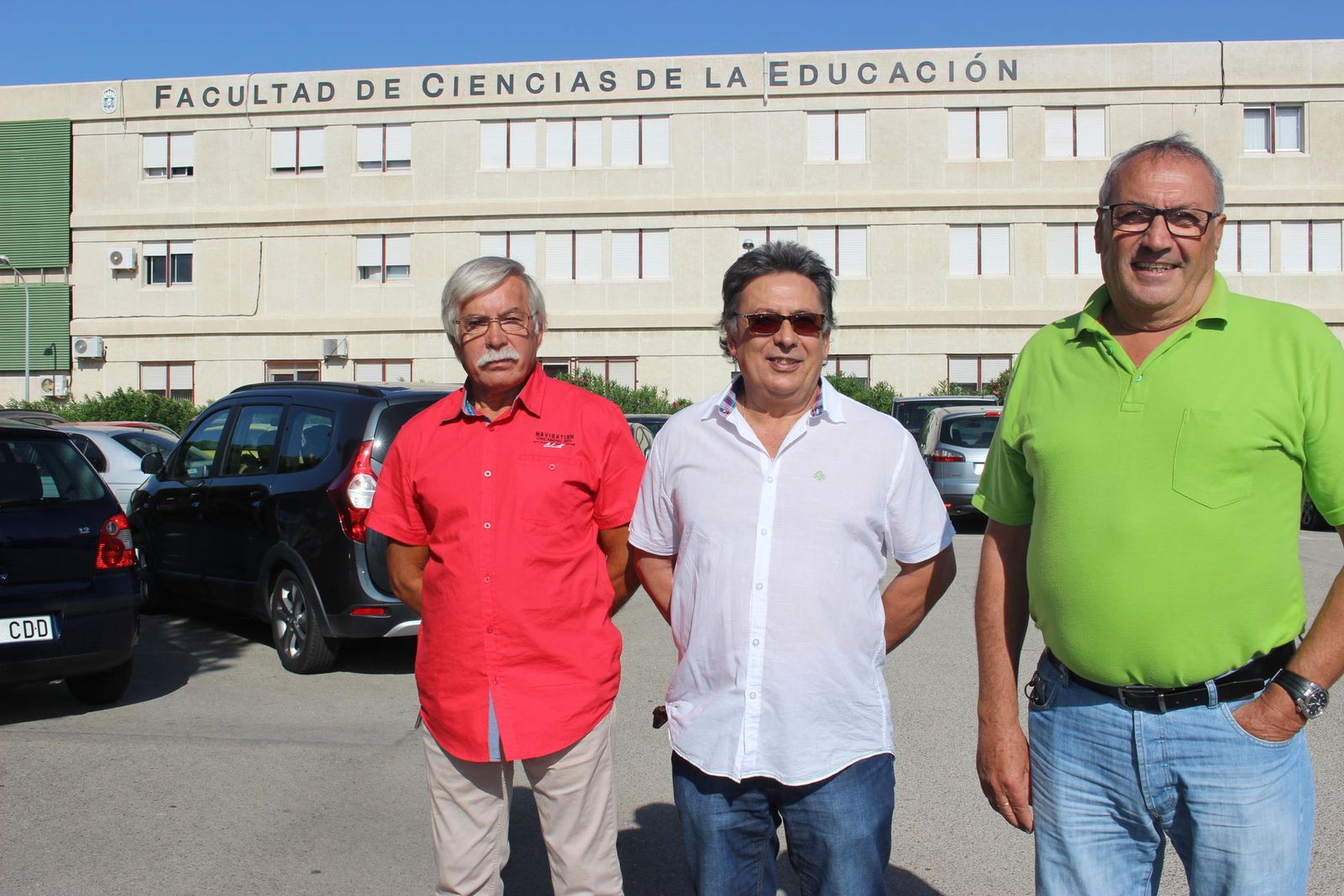César Custodio (en el centro) junto a miembros del PSOE de Puerto Real, en la Facultad de Educación.
