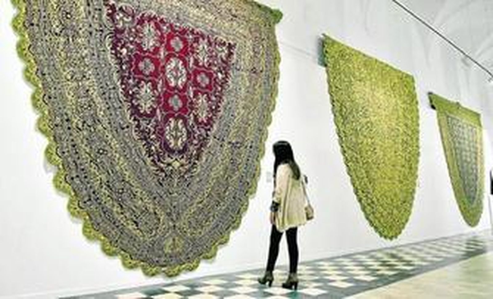 Los mantos de las Vírgenes del Patrocinio, las Lágrimas y la Concepción, en la exposición del Silencio.