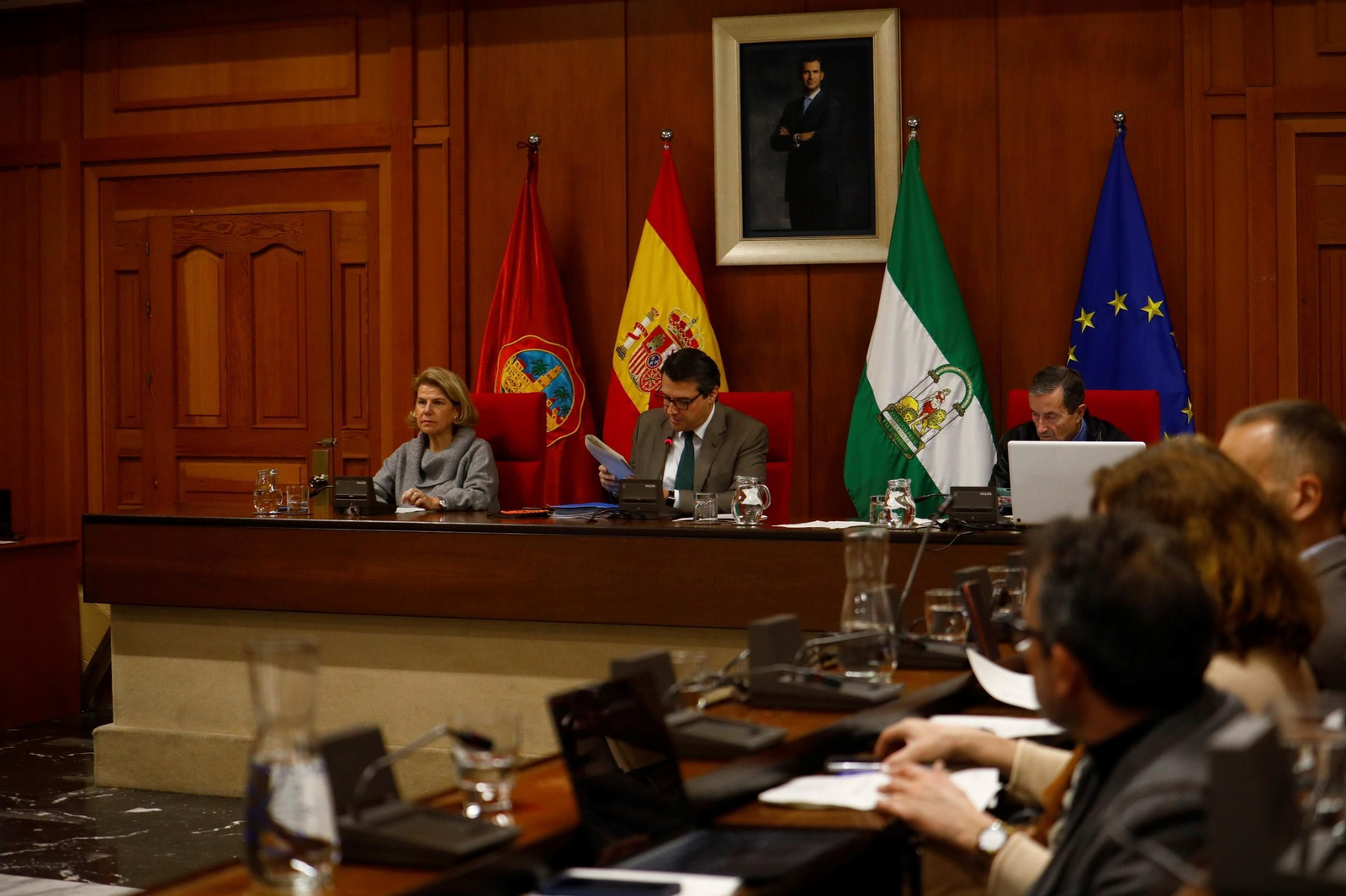Las imágenes del Pleno suspendido por las protestas de los vecinos de Villarrubia Las imágenes del Pleno suspendido por las protestas de los vecinos de Villarrubia