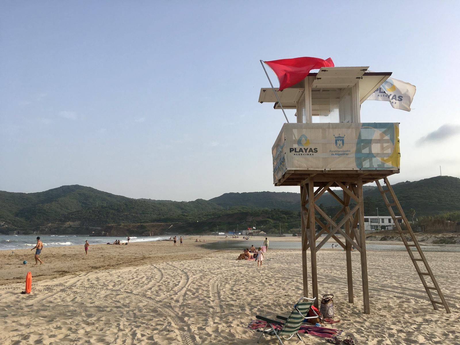 La bandera roja ondea en la playa de Getares por el fuerte oleaje.