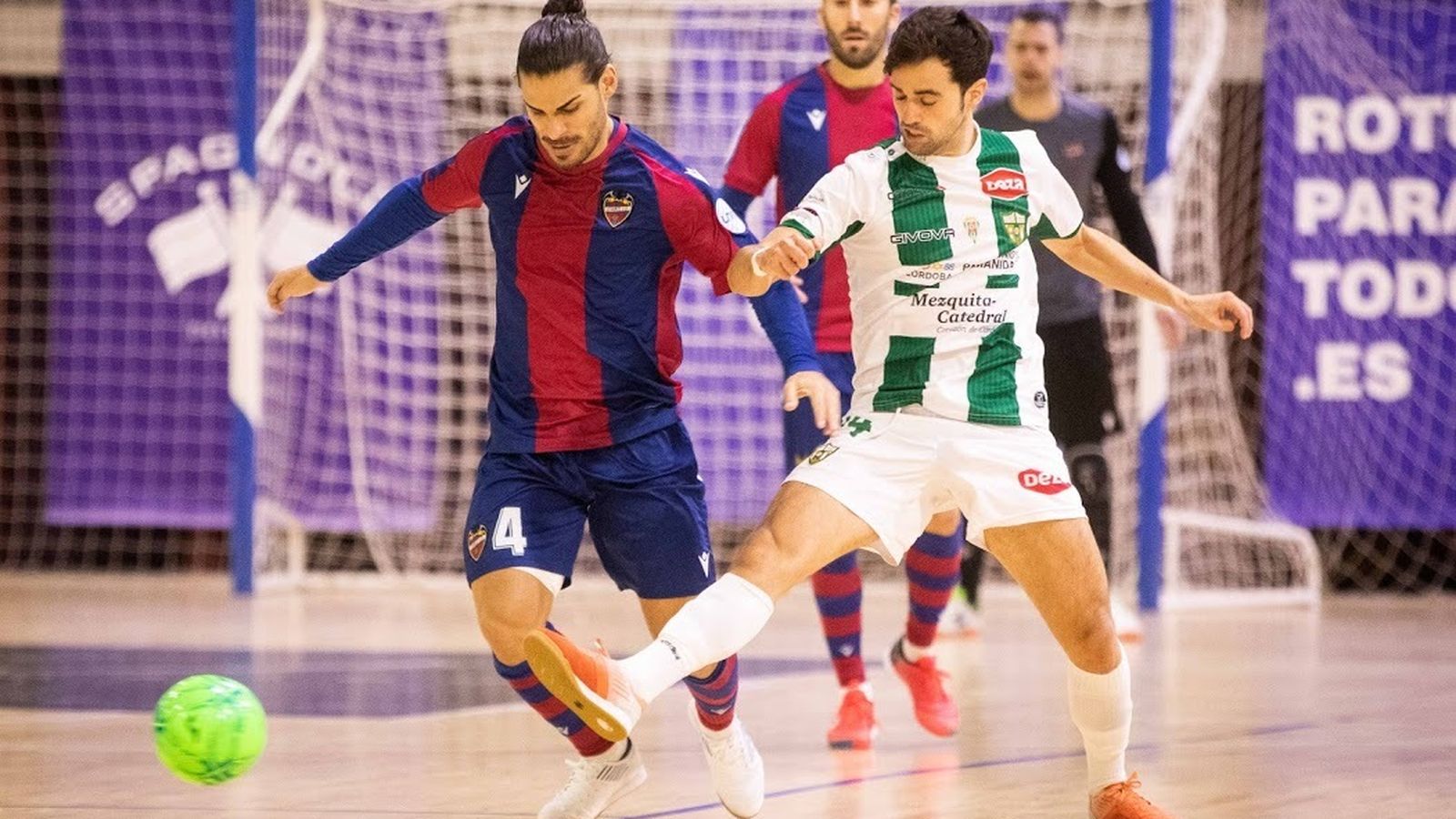 Pablo del Moral pugna por el balón con Esteban, del Levante.