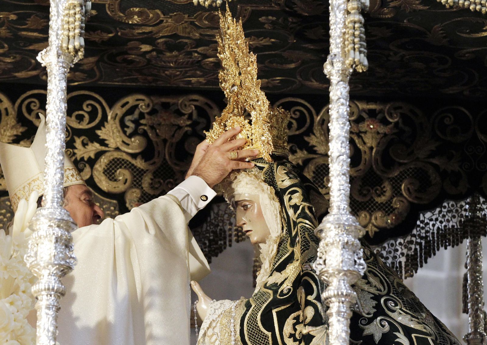 Momento de la Coronación Canónica de la Esperanza de la Yedra por Mazuelos Përez.
