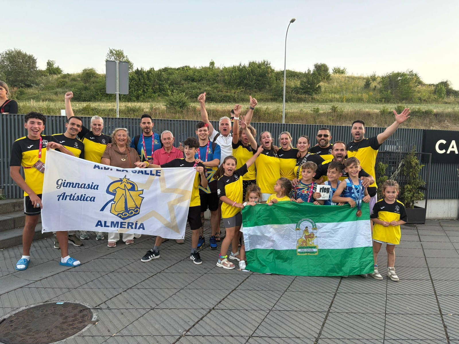 Los gimnastas del conjunto almeriense posan con la bandera del club durante el Campeonato de España celebrado en Pamplona.