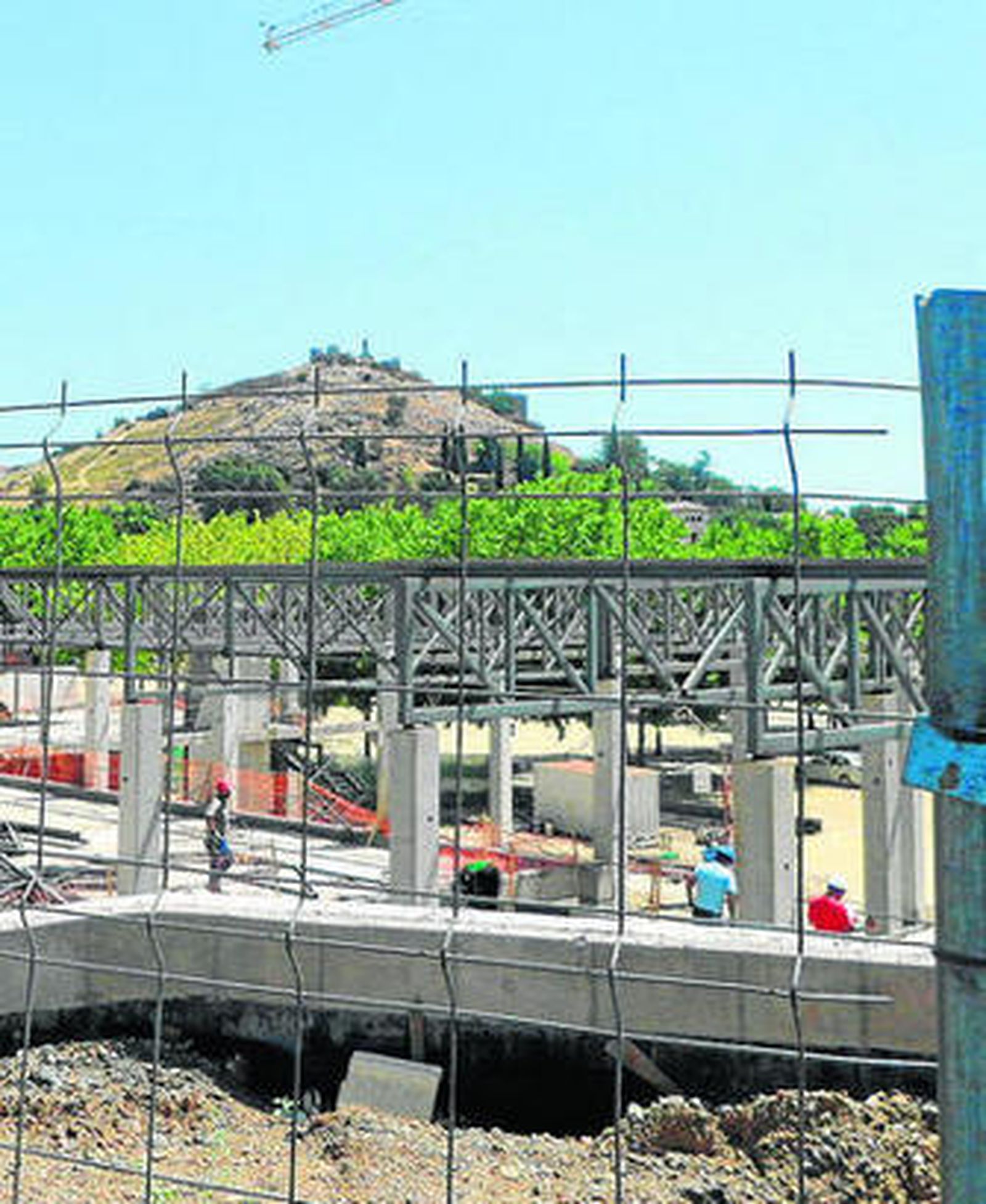 Los operarios trabajando en el pabellón la semana pasada.