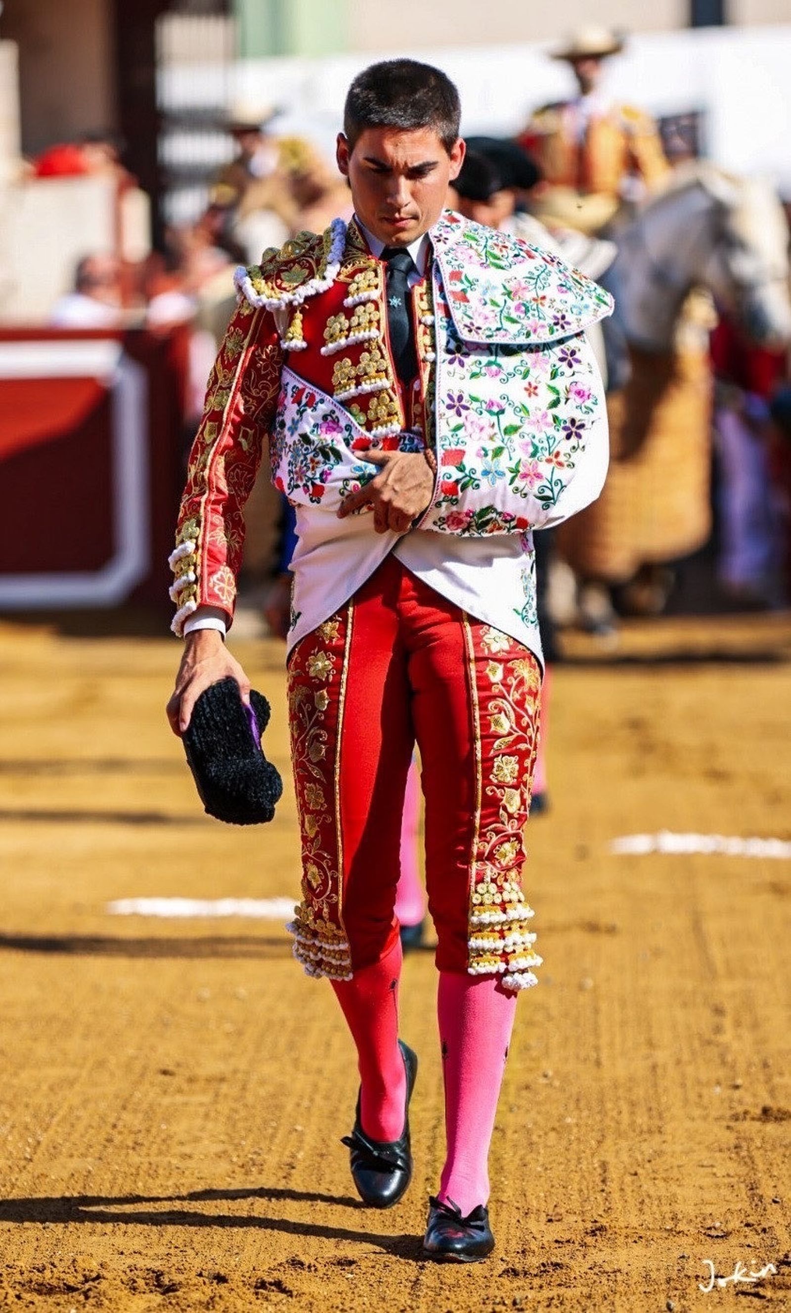 El diestro realiza el paseíllo.