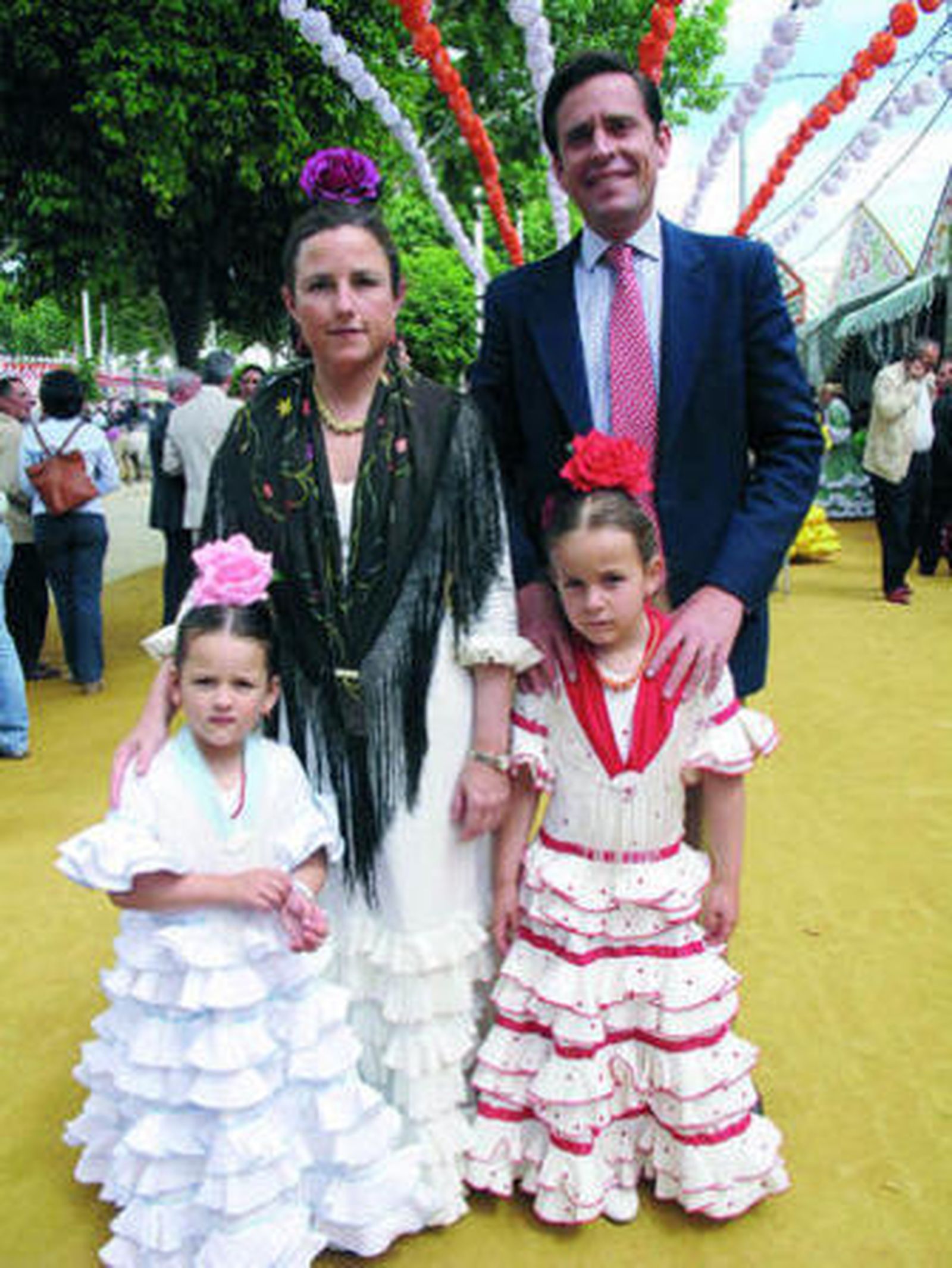 1. La duquesa de Alba recibió un baño de masas junto a Carmen Tello y unas amigas. 2. Eduardo Dávila Miura con su mujer, Carmen Escudero, y sus hijas, Rocío y Carmen. 3. Rafael Escuredo, con el Giraldillo de Manolo Gallardo, junto a su esposa, Ana María, Nani Carvajal, presidenta de la Asociación de la Prensa, y algunos allegados 4. La presentadora de televisión Natalia pasea en un coche de caballos.