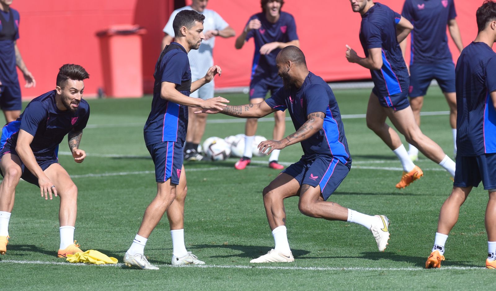 Alex Telles y Marcao sonríen junto a Jesús Navas en el entrenamiento de este viernes.