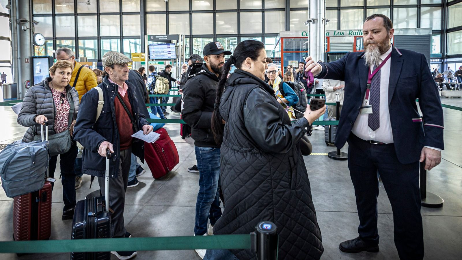 Un tripulante del Alvia Cádiz-Madrid escanea los billetes de los pasajeros.