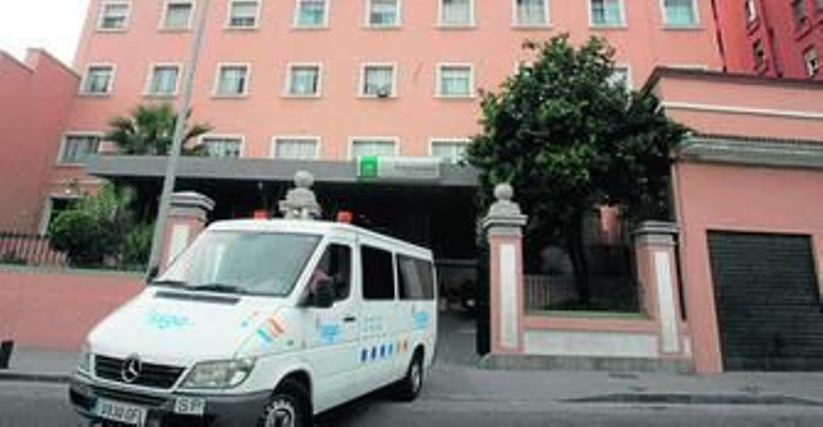 Imagen de la fachada del edificio que alberga varios dispositivos de la Unidad de Gestión Clínica de Salud Mental del Campo de Gibraltar.