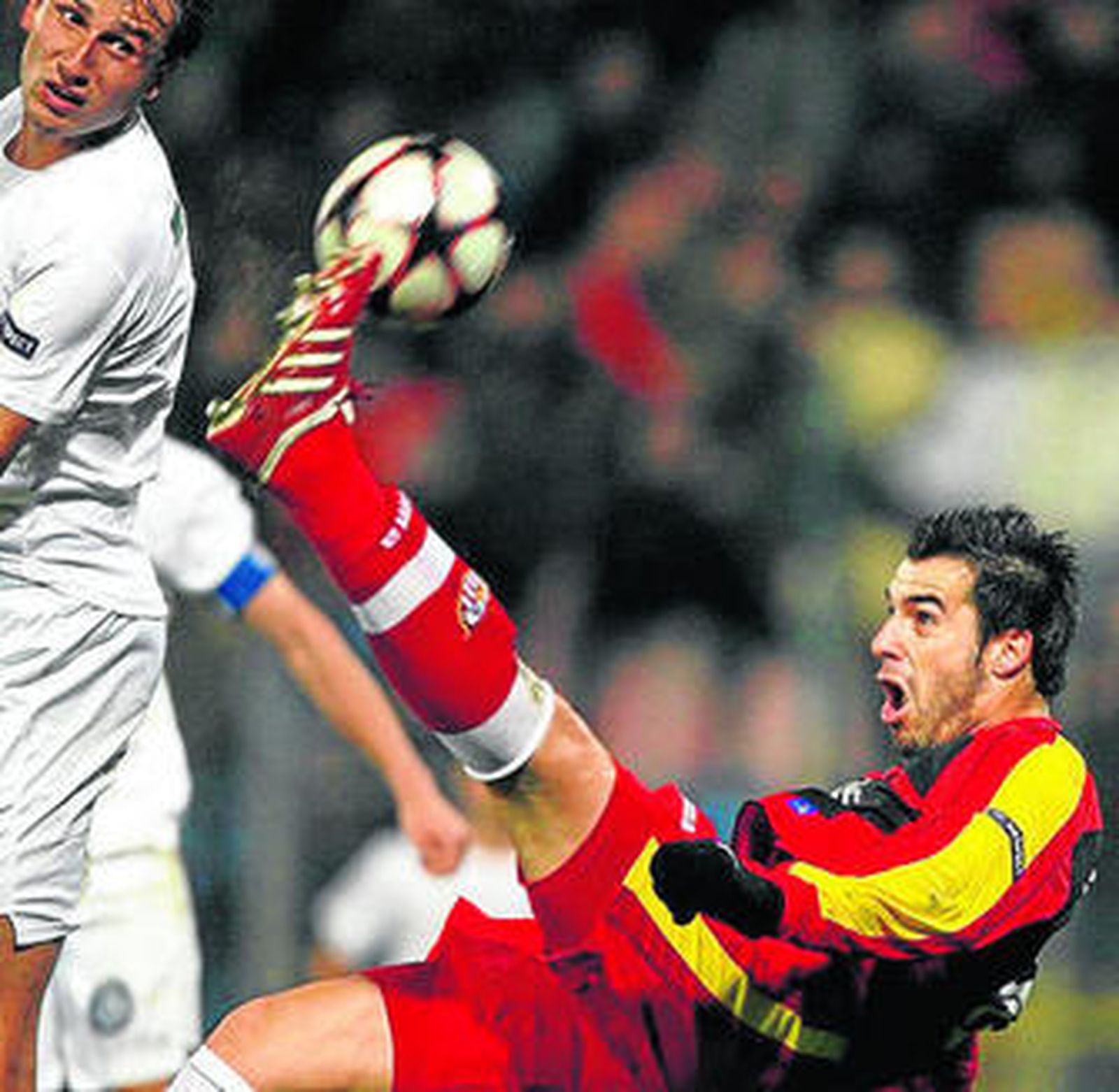 Negredo realiza un remate acrobático en Rumanía.