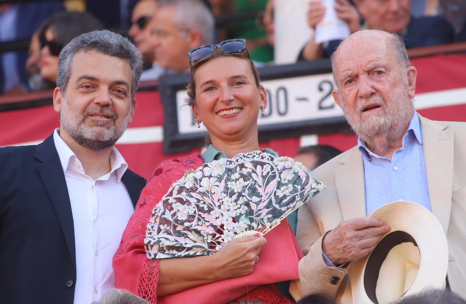 Ambiente en la Puerta del Príncipe en la corrida de Morante de la Puebla, Cayetano y Ginés Marín