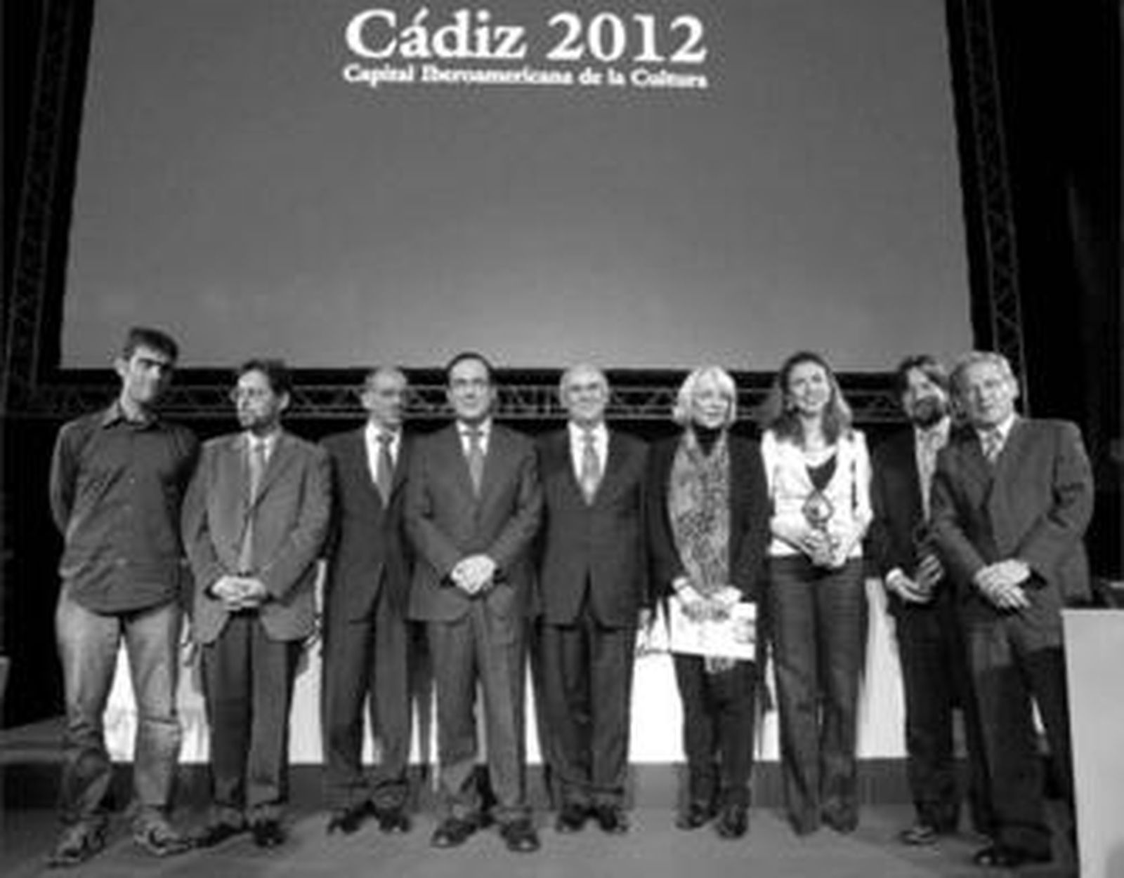 Imagen de los premiados junto a la alcaldesa de Cádiz, Teófila Martínez, y el presidente del Congreso de los Diputados, José Bono.