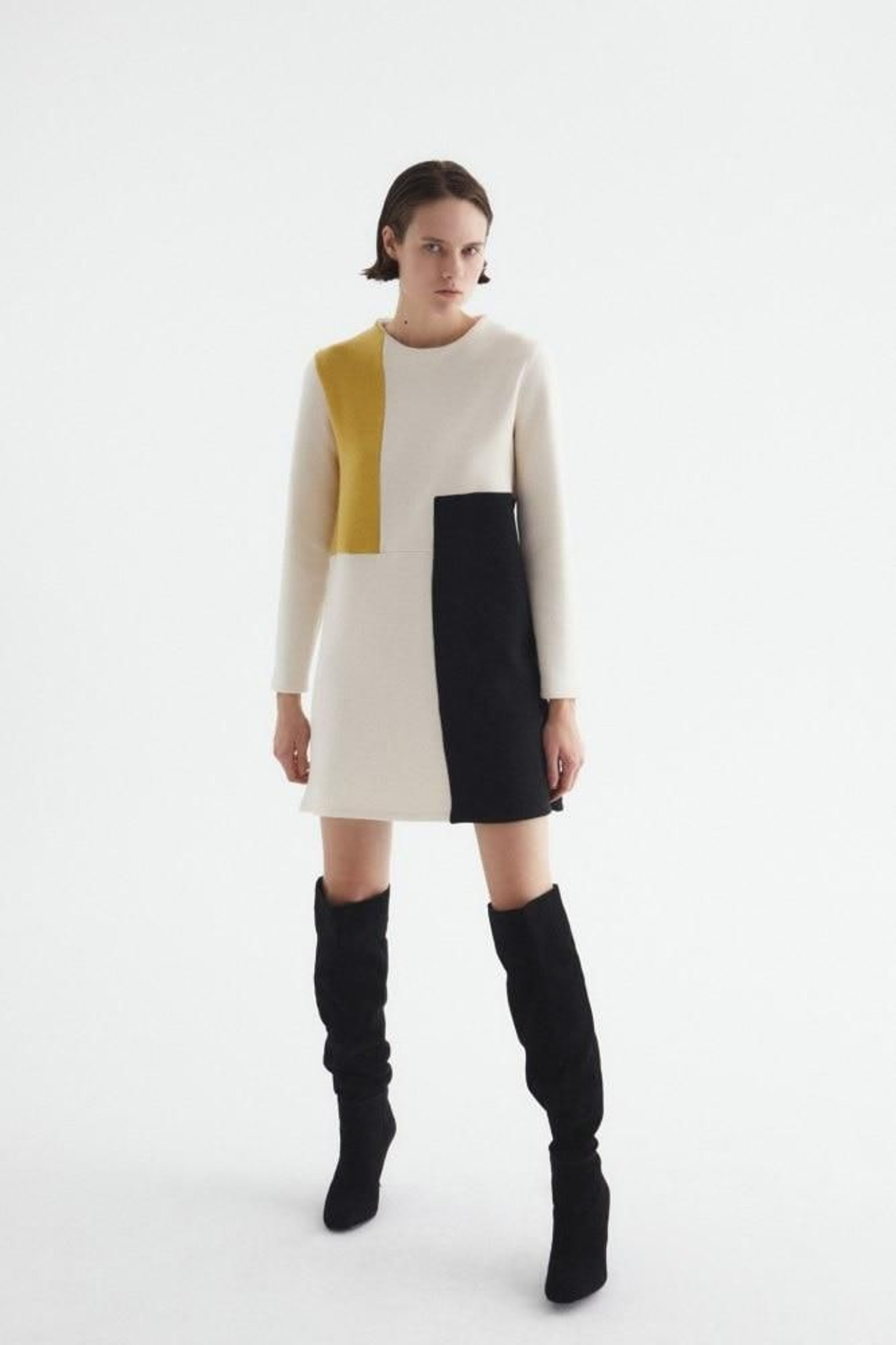 El vestido más versátil de la temporada es corto, estampado y de Sfera