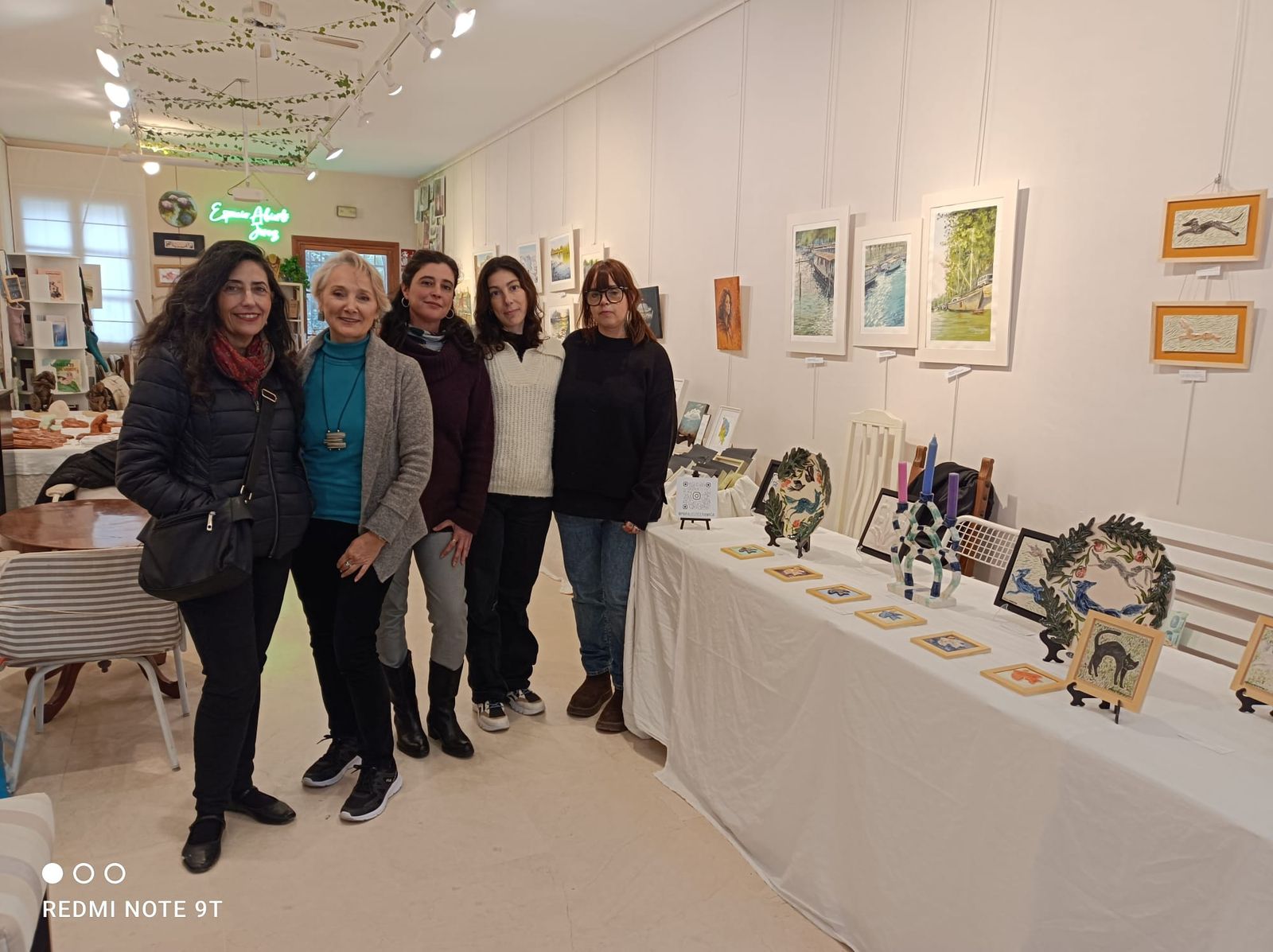 Imagen de las artistas participantes: Beatriz Cañete, Serena Fortín, Alhi Prieto, Candela Campuzano y Dora Moth, el pasado 21 de diciembre, en Espacio Abierto Jerez.